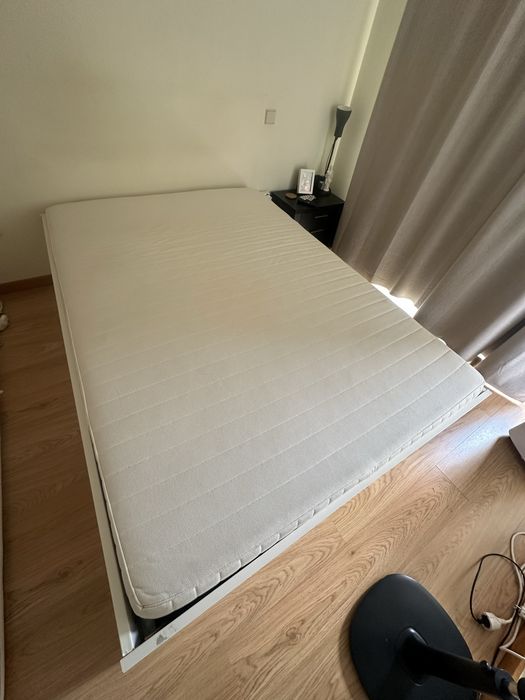 Cama com gavetas