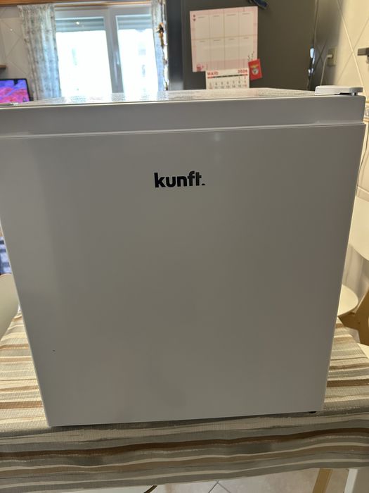 Vendo mini frigorifico em garantia e usado so 2 semanas