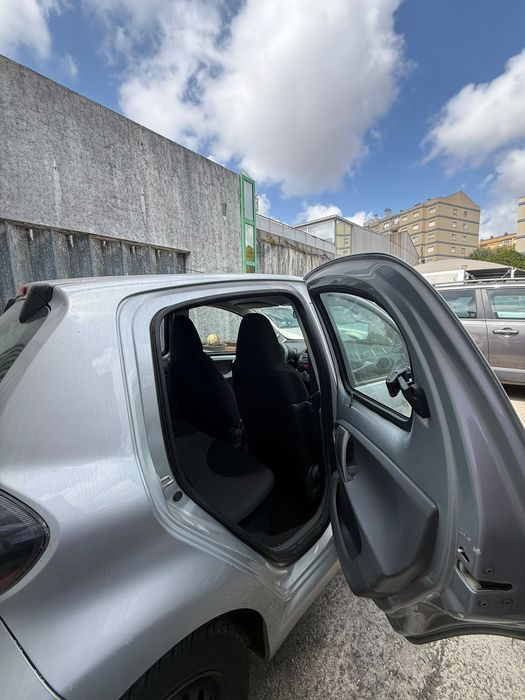 TOYOTA  2011 impecável