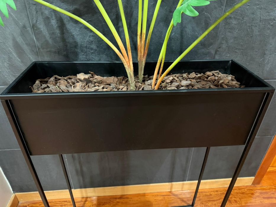 Floreira com planta incluida