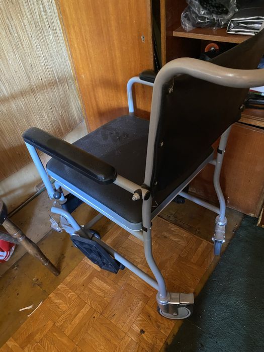 Wózek inwalidzki z toaletą