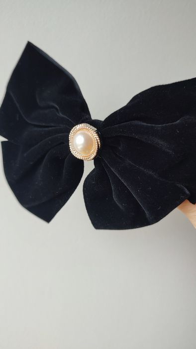 Czarna welurowa spinka kokarda z perelka idealna na sesję Wielkanoc