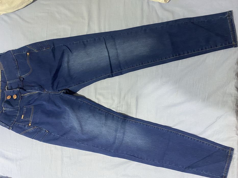 Diversas roupas em estado novo para senhoras