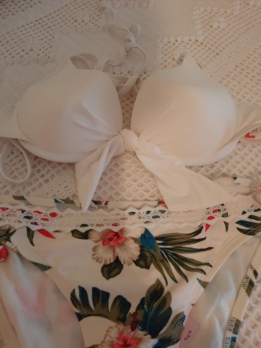Vendo biquíni estampado e branco