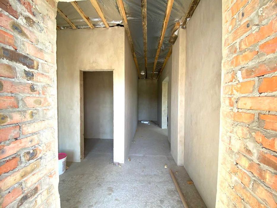 Будинок в престижному районі з гаражем Бармаки