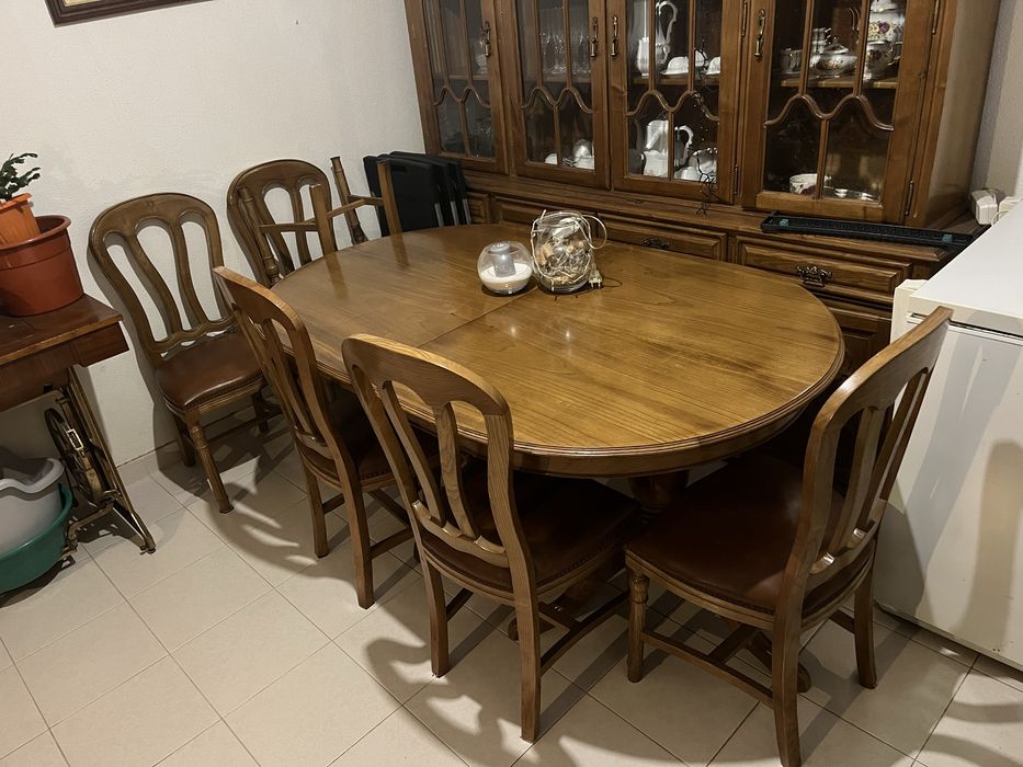 Mesa de sala e louceiro