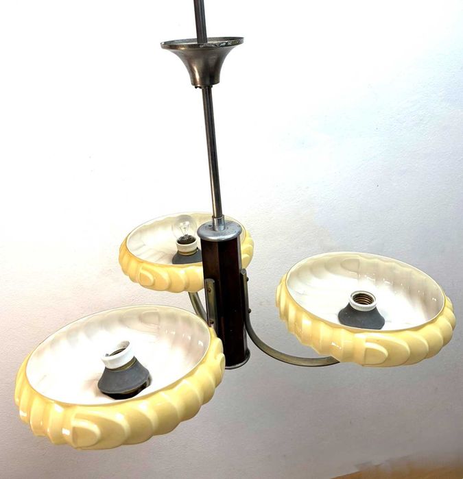 Lustre Art Déco de três luzes com corpo de metal  cúpulas de vidro