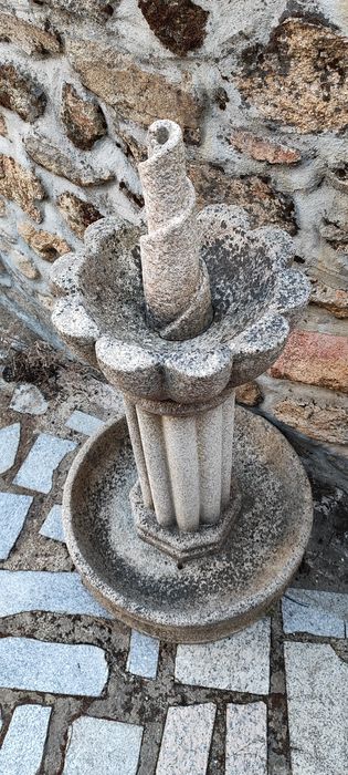Fonte decorativa em granito, com bomba circulatória de água