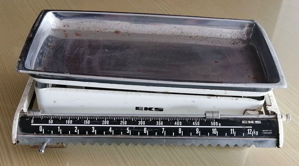 antiga balança de cozinha a funcionar