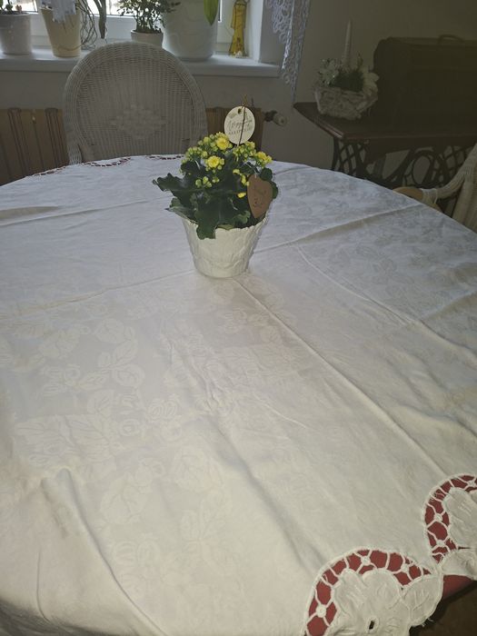 Obrusy białe haftowane