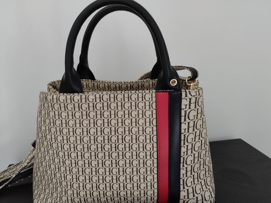 Linda mala de mão ou a tiracolo. Impecável.usada 1  vez.