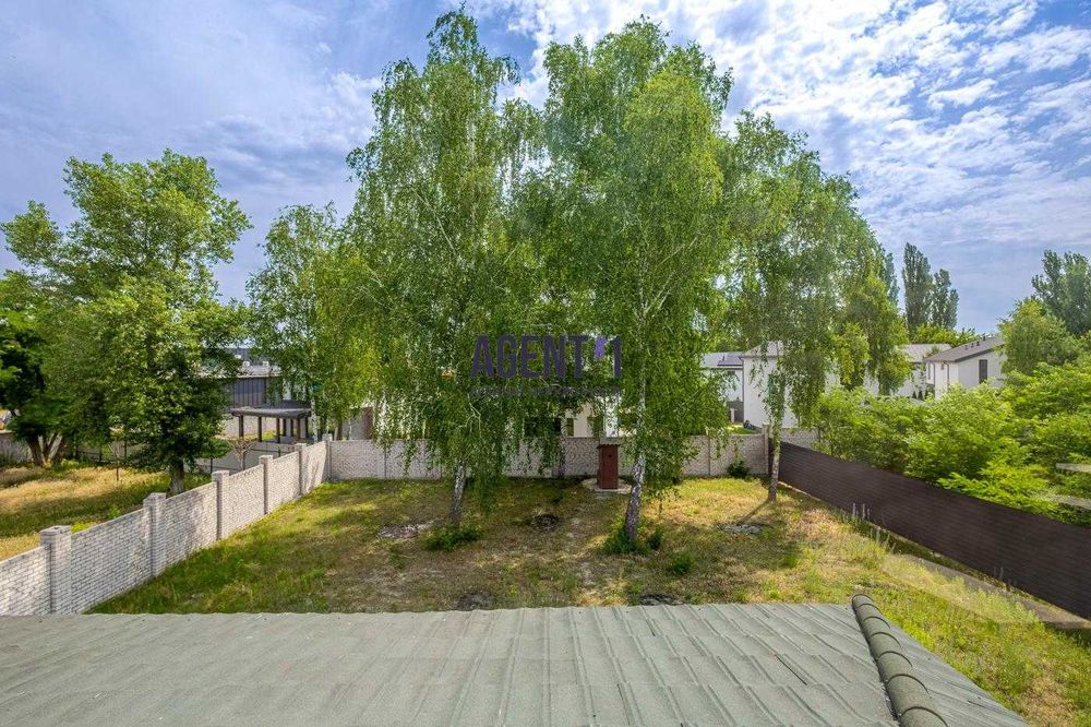 Будинок з укриттям і гаражем, 440м2, ділянка 12 соток.