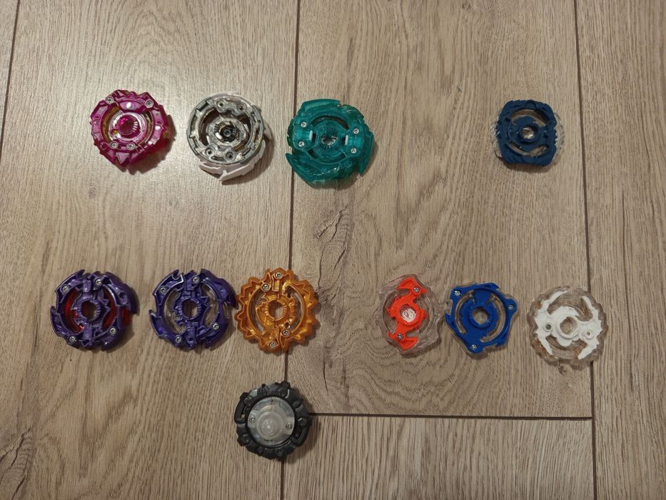 Бейблейд,Деталі та Бейблейди оригінальні , в чудовому стані.ОПИС!!