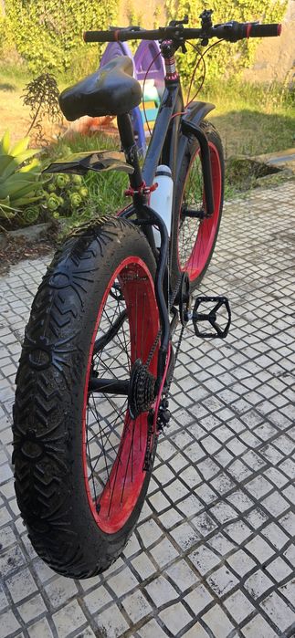 Bicicleta com pneu 4.0
