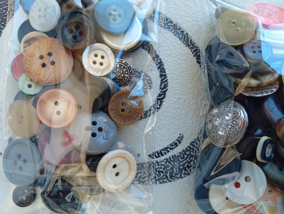 Lote de 2 sacos de botões para roupas artesanato
