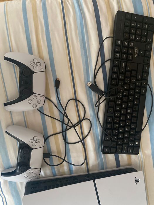 PS5 com 2 comandos com a caixa original e 1 teclado e um comando e 2 cd com gta 5 e fc 25