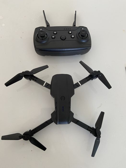 Drone preto com camera e 3 baterias - fácil uso e como novo