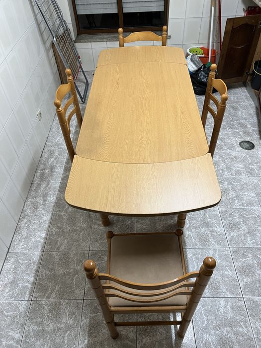 Mesa em madeira em ótimo estado