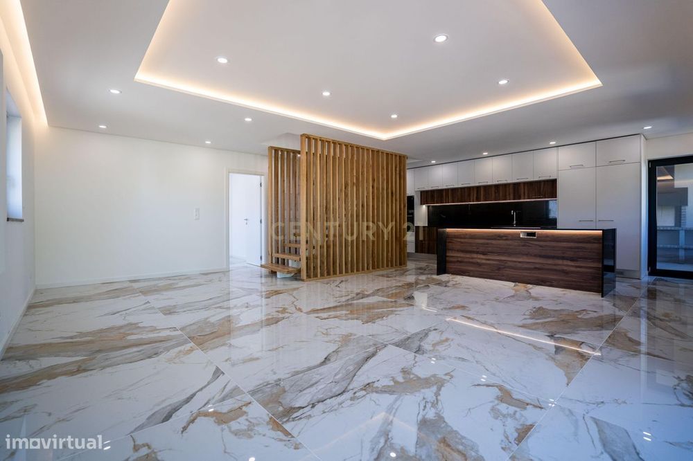 Moradia moderna T4 de com piscina e garagem