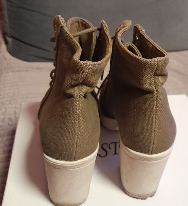 Botki sznurowane na obcasie