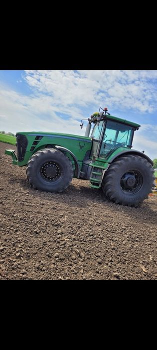 Ciągnik John Deere 8330