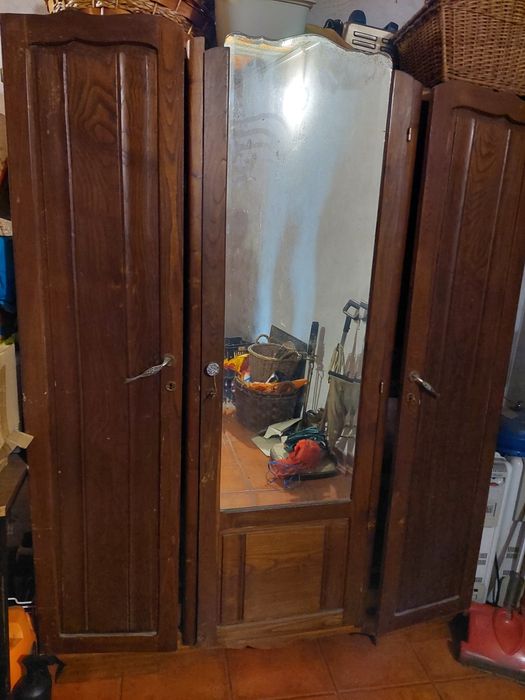 Roupeiro antigo com riscos ligeiros no verniz