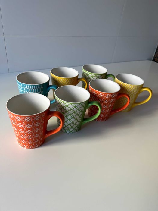 Conjunto de canecas e taças coloridas