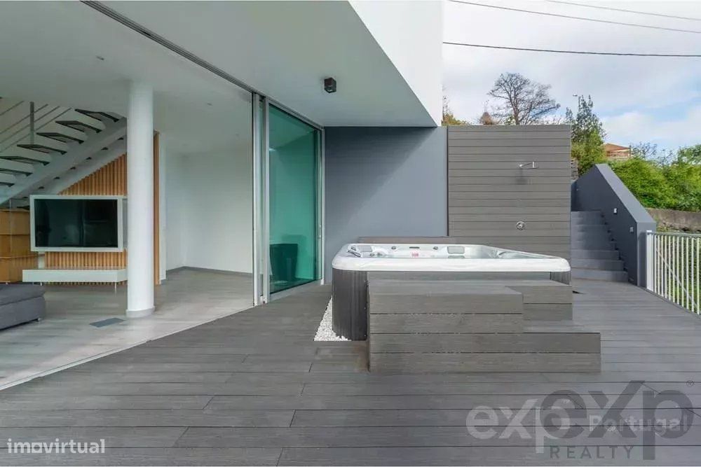 Moradia de Luxo, T3 convertida em T2,  Mobilada, a 7 minutos do centro
