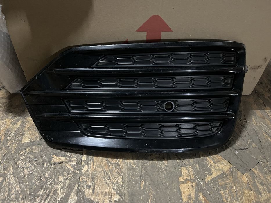 Решітка переднього бампера Audi Q3 8U