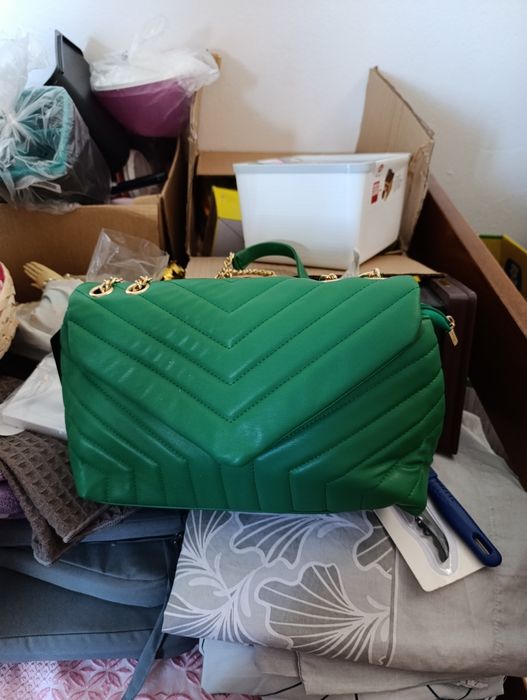 Mala verde com alça dourada