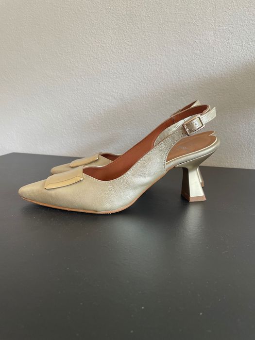 Sapatos salto alto dourados