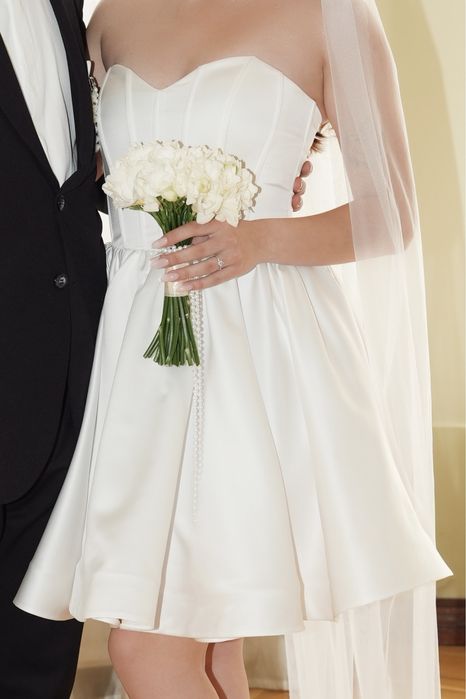 Біла коротка сукня