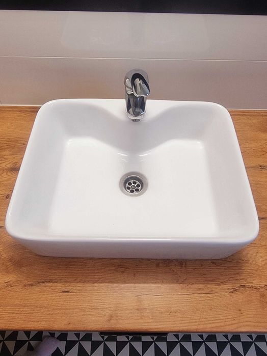 Umywalka nablatowa z baterią