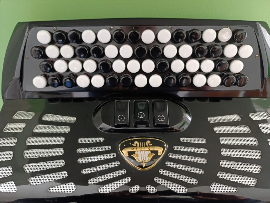 Acordeão / Acordeon Pigini com baixo cromático