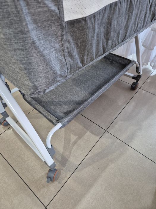 Wielofunkcyjne łóżeczko dziecięce z funkcją kołysanki