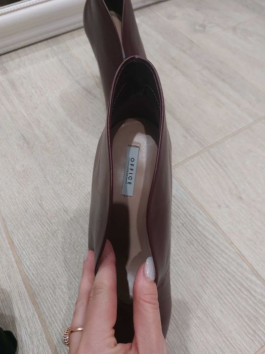 Нові шкіряні ботинки на шпильці