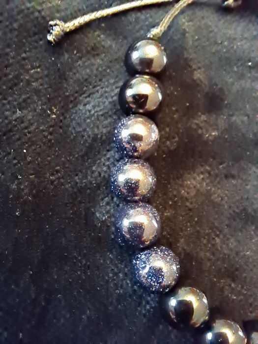 Bransoletka na sznureczku- czarny agat + niebieski piaskowiec.