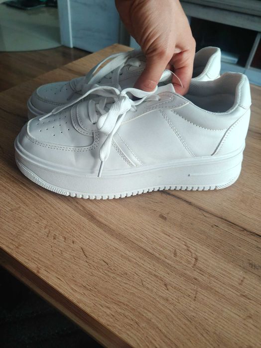 Buty sportowe białe stan jak nowe 39 rozmiar