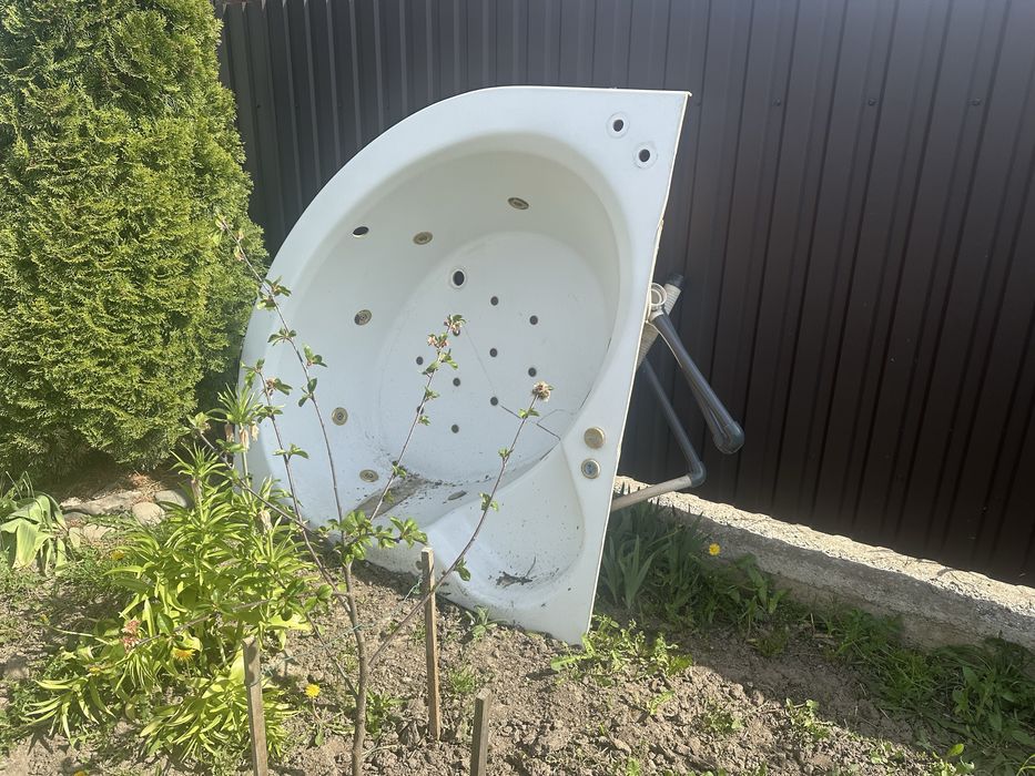 Продам ванну джакузі  електрика працюе е тріщина в самій ванні між фор