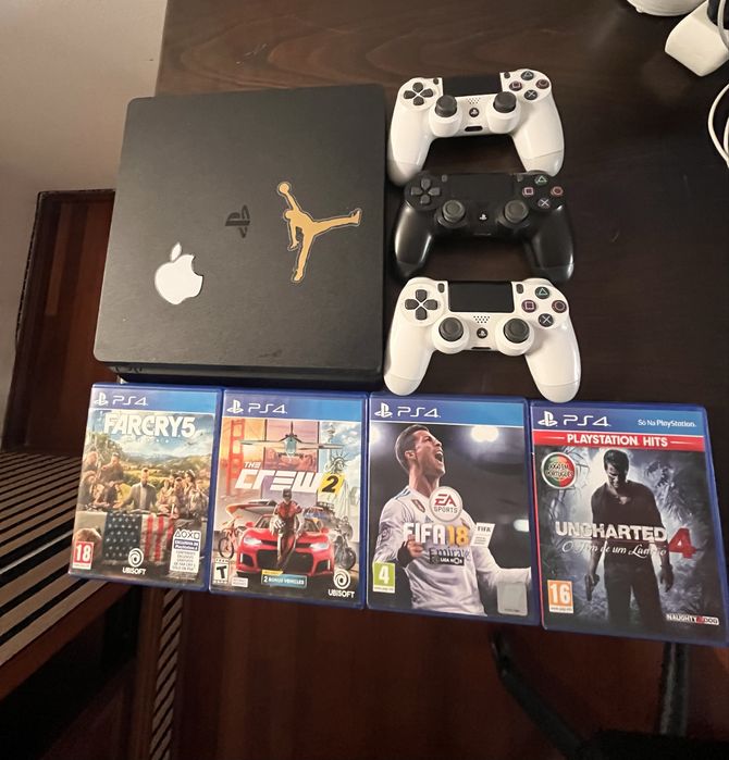 PS4 com 3 comandos e 4 jogos muito conservado aberto a propostas