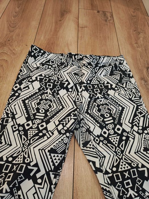 Biało czarne materiałowe spodnie rurki w geometryczne wzory