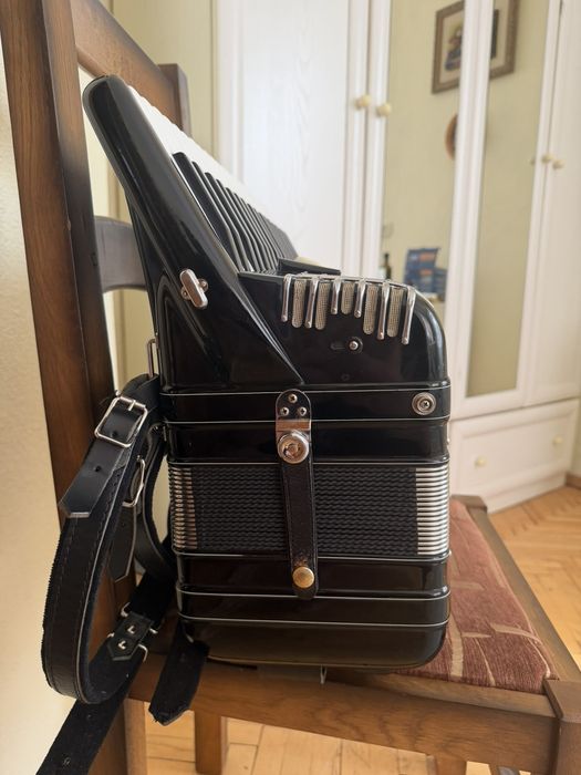 Продається легендарний акордеон Hohner Morino 4n