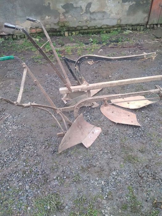 Продам 2 плуга кінних 1 підгортач кінний іі 3 борони
