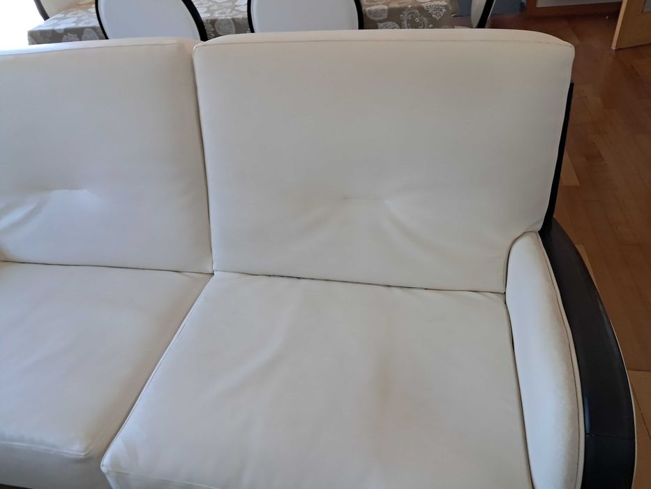 Sofa em pele branca com braços de madeira em muito bom estado, para desocupar