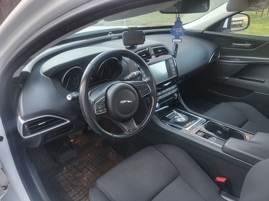 Jaguar XE 2.0 benzyna