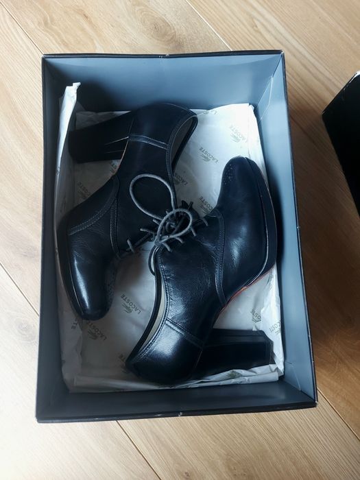Krótkie botki wiązane, półbuty - Lacoste rozm. 38