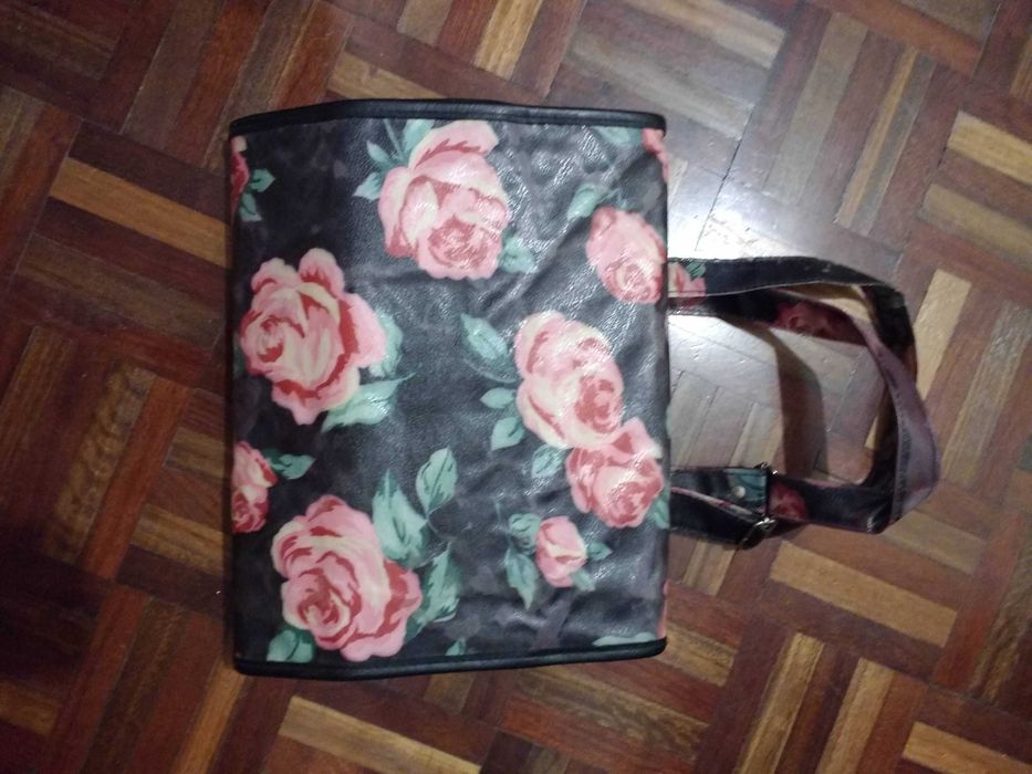 Saco às flores com rodas