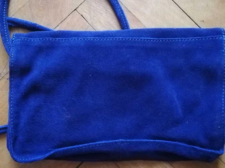 Torebka kopertówka na pasku , niebieski zamsz