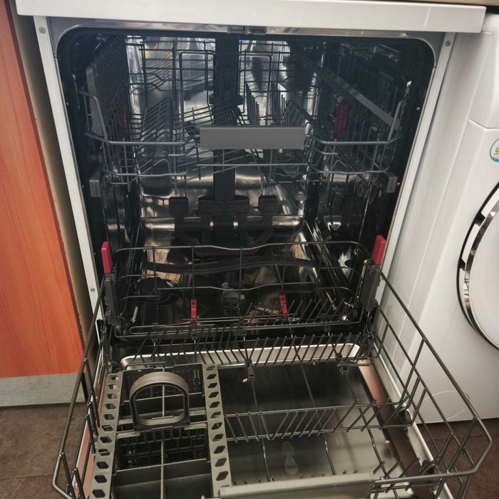 Máquina de Lavar Louça Whirlpool – Bom Estado