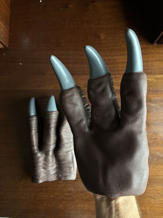 Mãos de dinossauro para festa temática